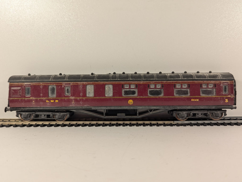 Airfix OO Gauge 57ft Corridor Brake Third Passenger Coach 5542 LMS Maroon 54251