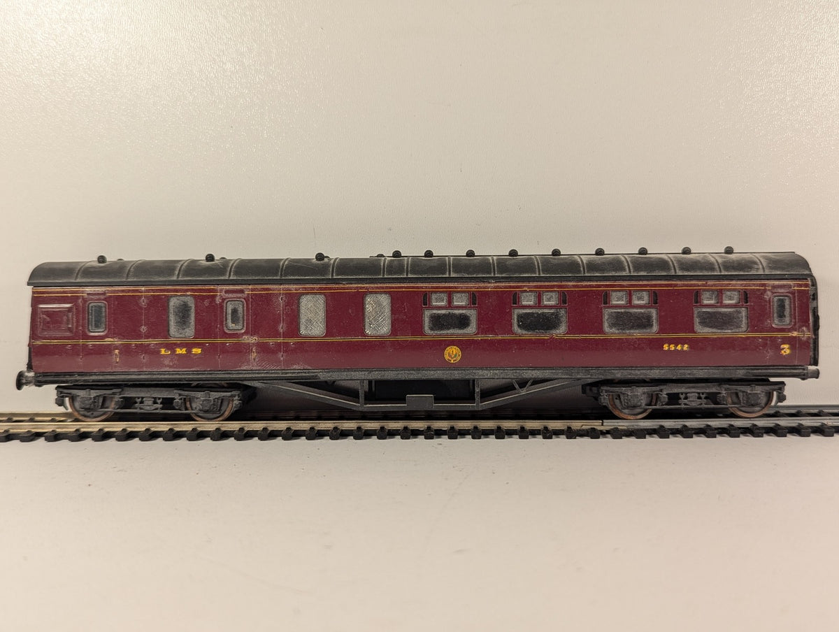 Airfix OO Gauge 57ft Corridor Brake Third Passenger Coach 5542 LMS Maroon 54251