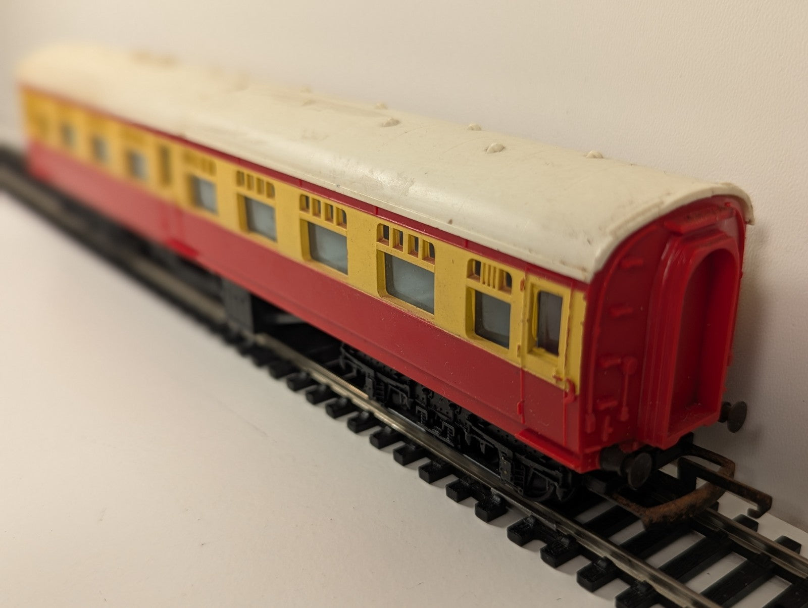 Tri-ang R29 BR Mainline Composite Coach – Crimson & Cream