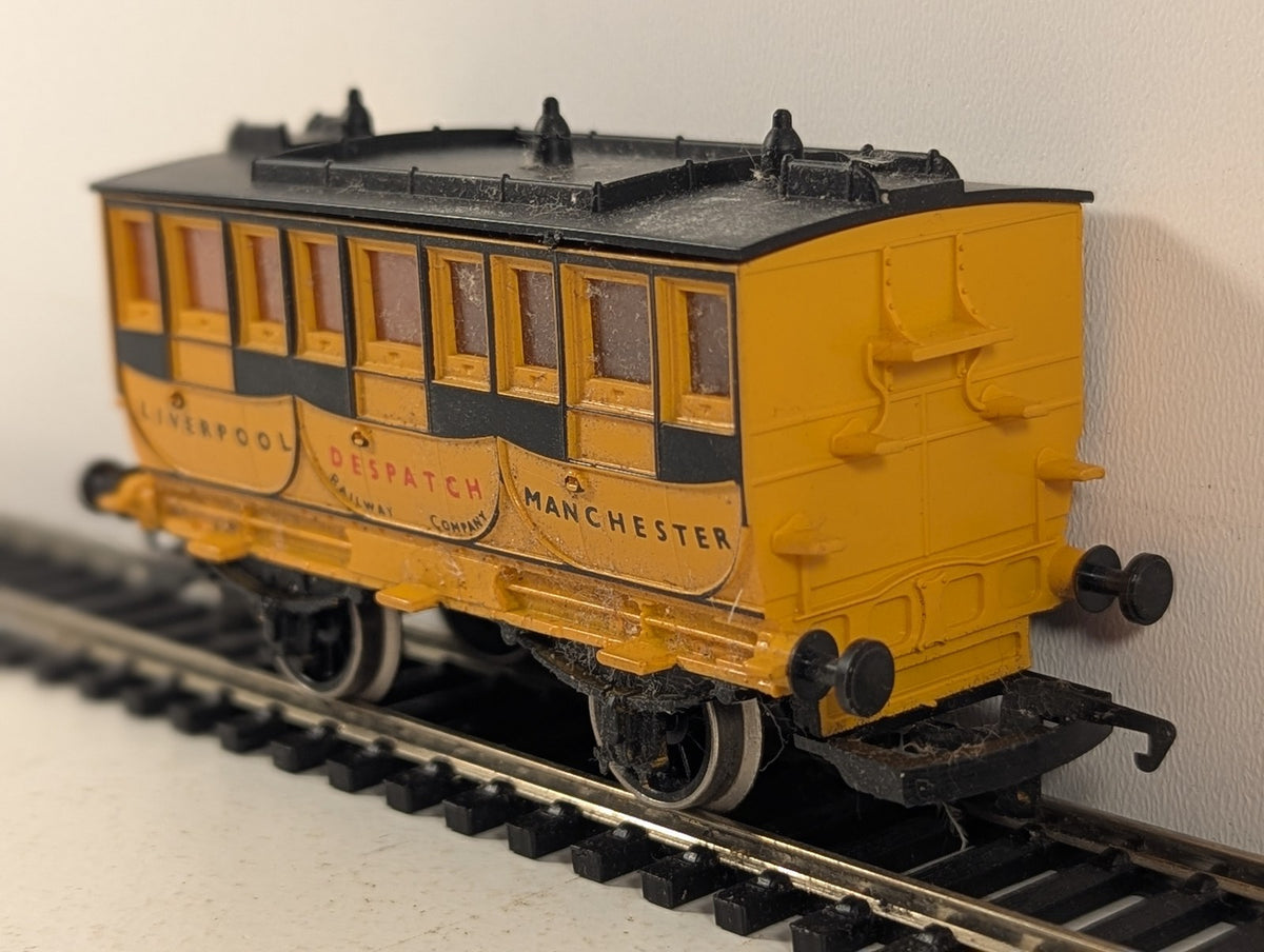 Hornby OO Gauge L&MR Despatch Coach Passenger Coach