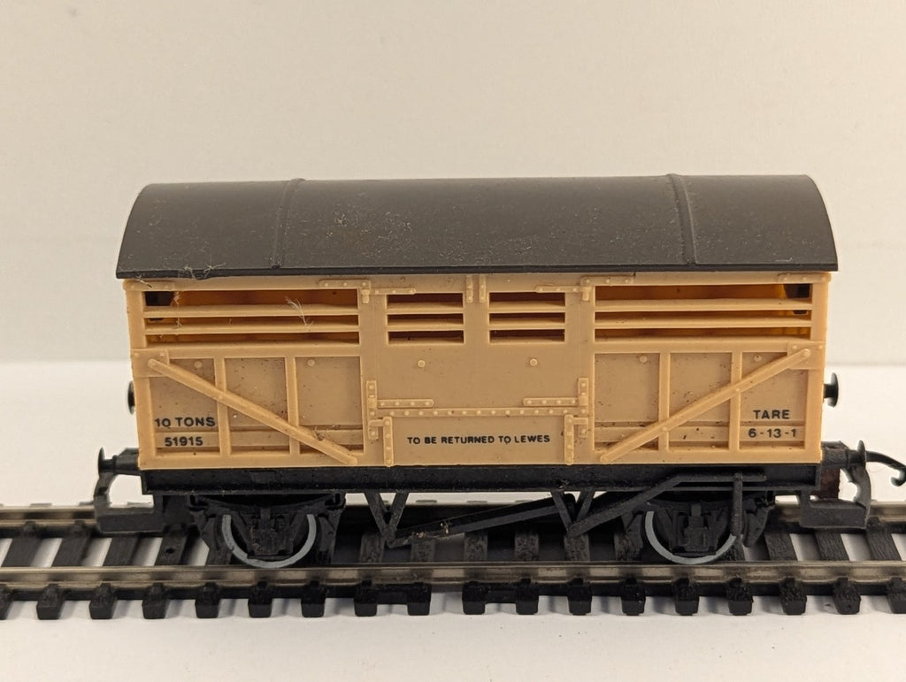 Hornby R127 OO Gauge SR Cattle Wagon 51915