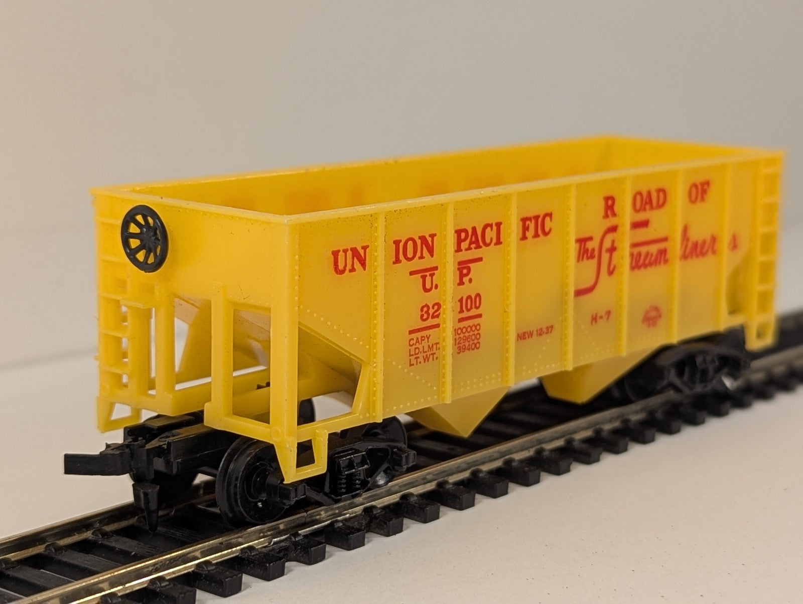HO Gauge 2-Bay Offset Side Hopper Wagon 32100 Union Pacific Yellow