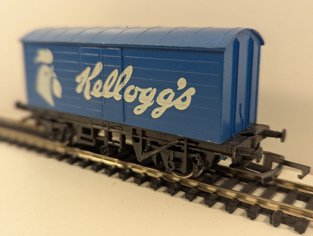 Hornby R222 OO Gauge Kelloggs Closed Van Wagon