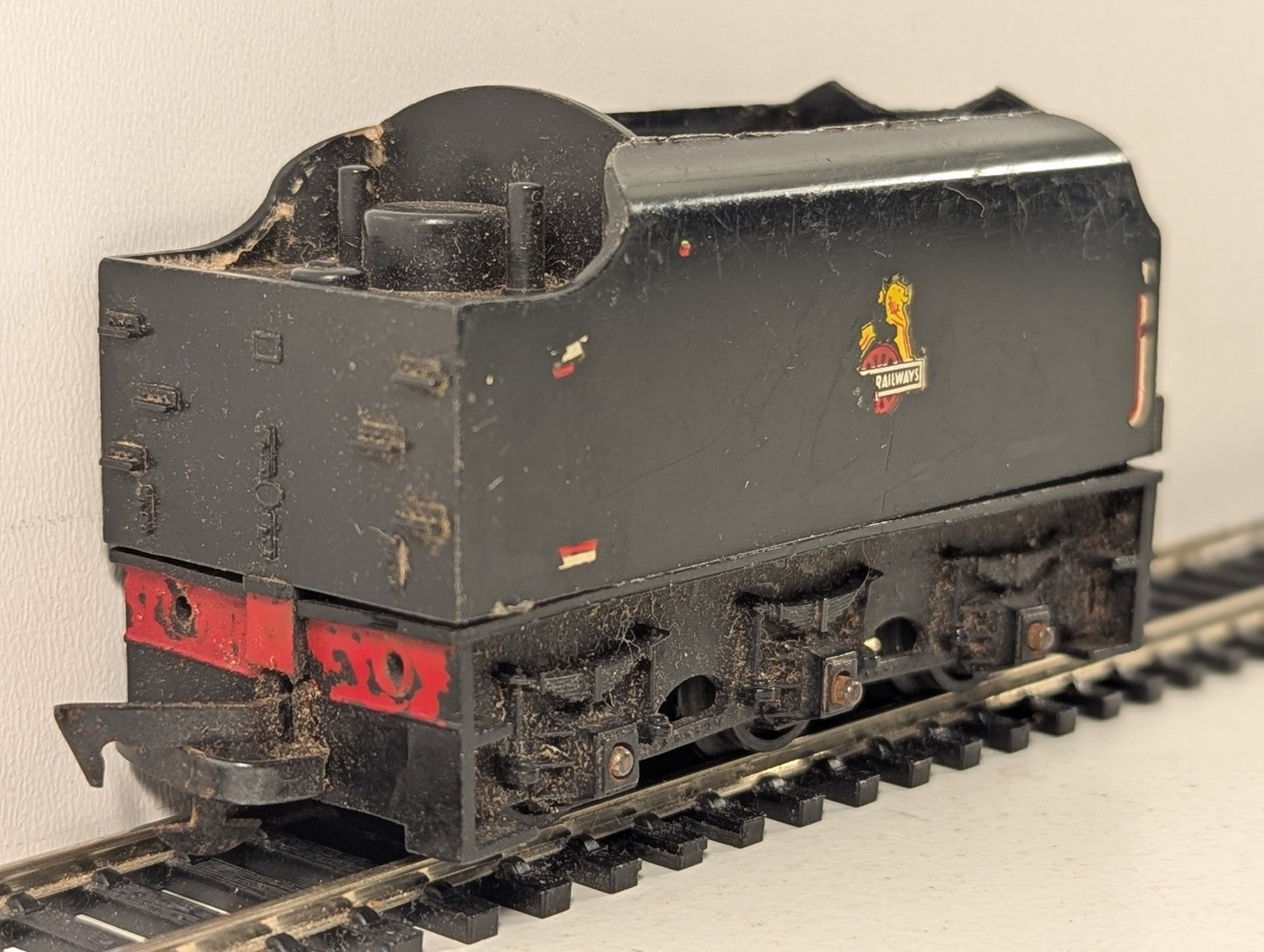 Tri-ang OO Gauge BR 6-Wheel Tender BR Black (Early Emblem) R30