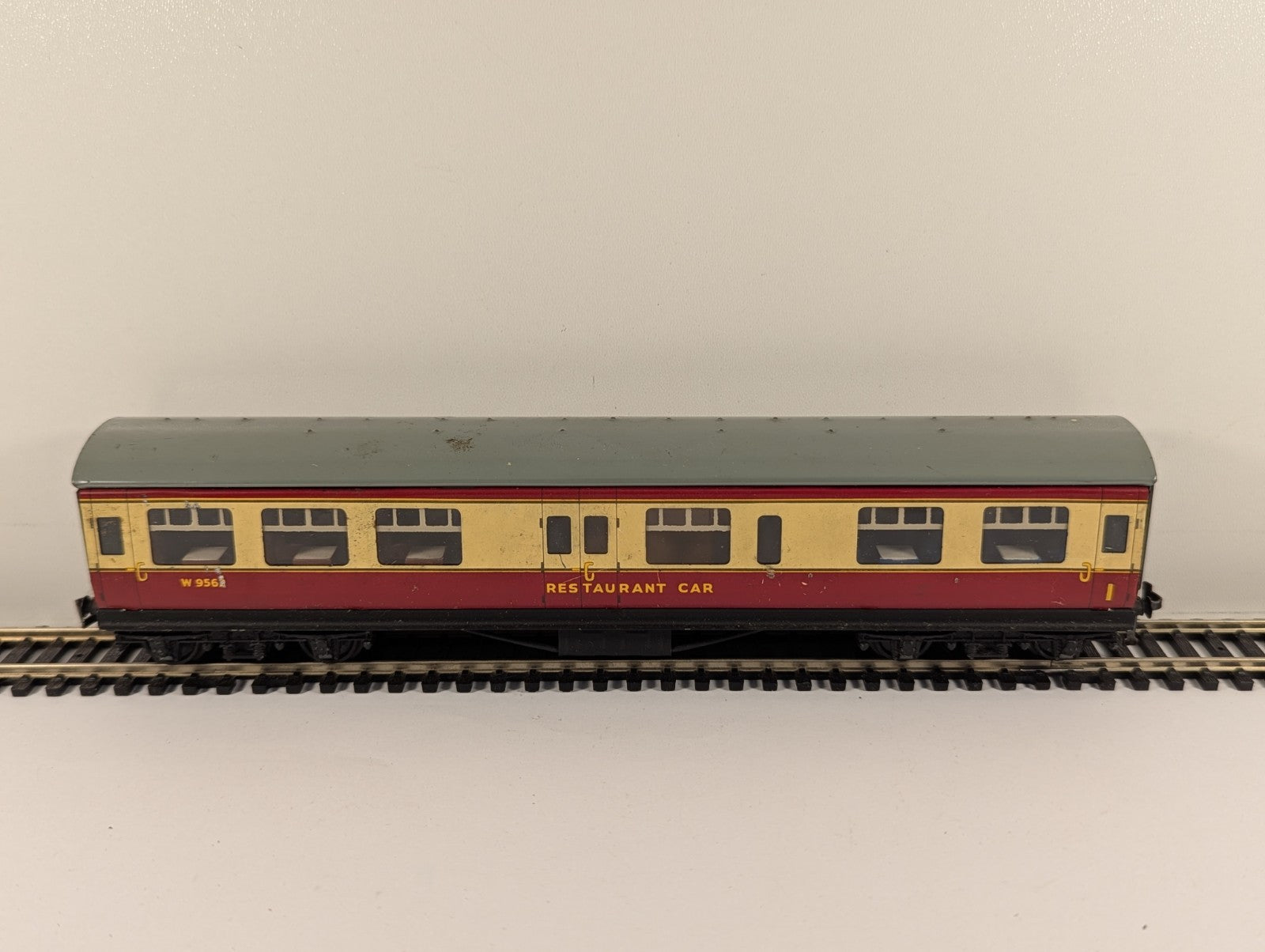Hornby-Dublo 32097 OO Gauge BR Restaurant Car Blood & Custard Boxed