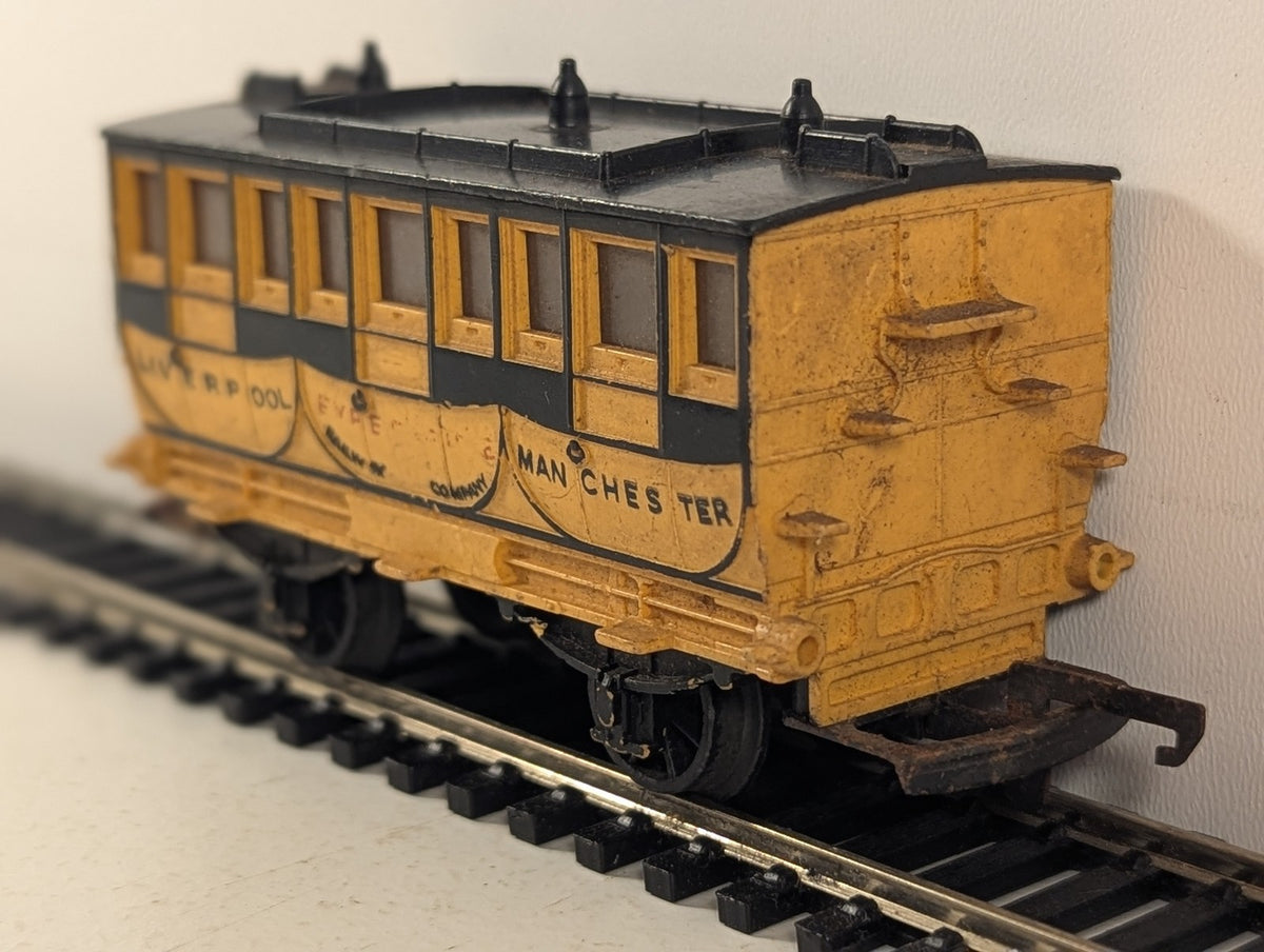 Tri-ang OO Gauge L&MR Coach 'Experience' Passenger Coach L&MR Yellow and Black