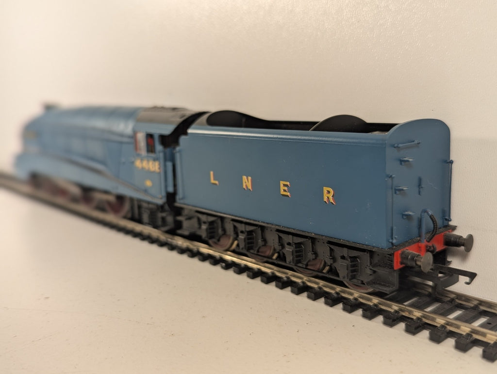 Hornby R2339 DCC Fitted LNER Class A4 Locomotive 'Mallard' 4468 LNER Garter Blue
