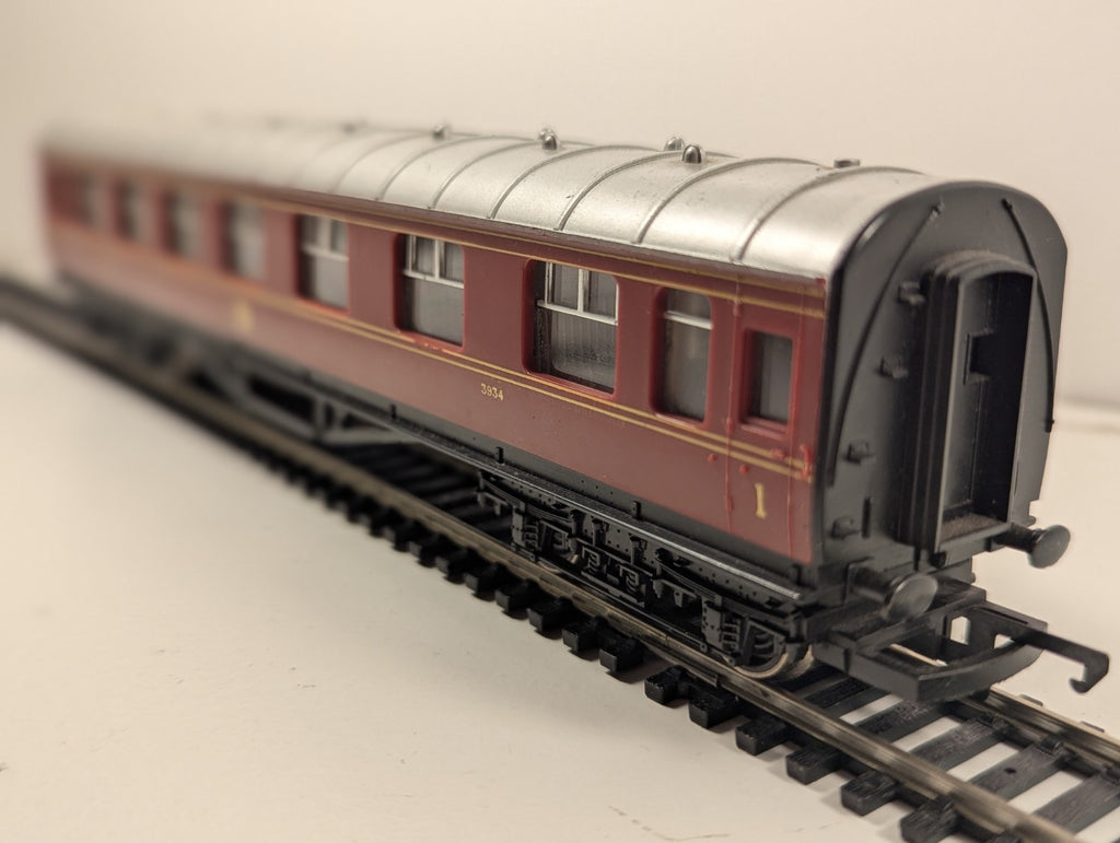 Hornby R433 OO LMS Stanier Composite Coach 3934