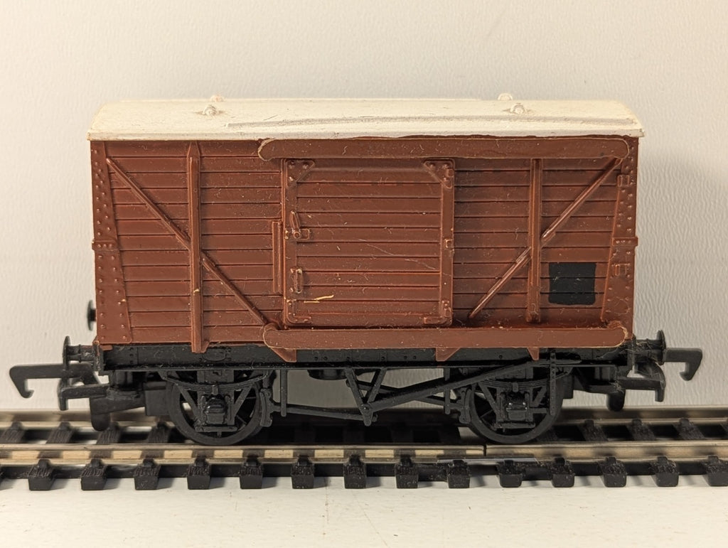Bachmann 12-Ton Ventilated Van - Repainted