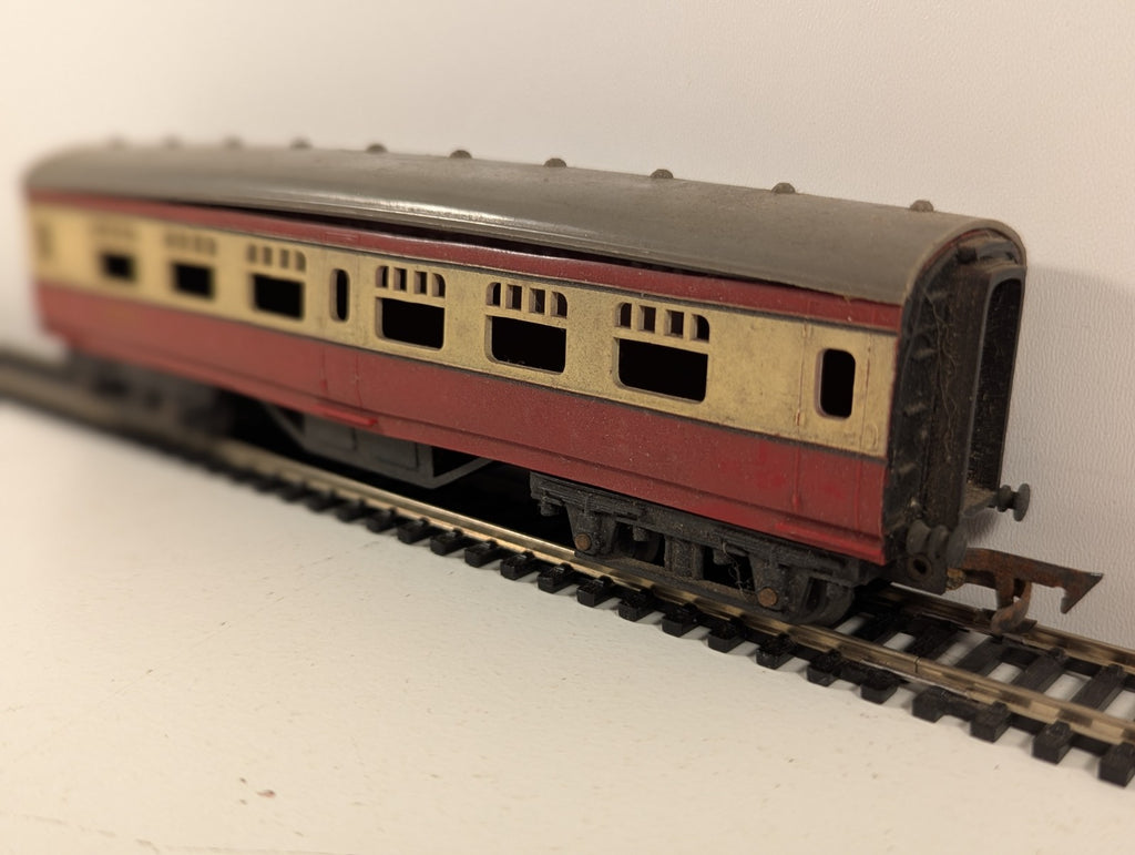 Tri-ang OO Gauge Crimson & Cream Corridor Coach (Bent Roof)