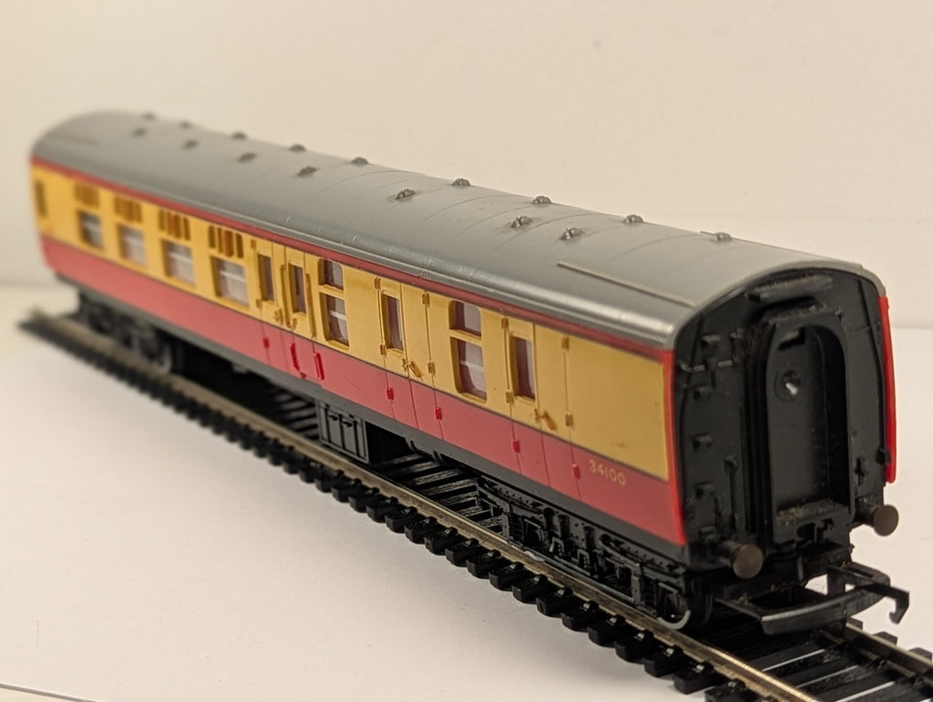 Hornby R421 OO Gauge BR Composite Coach 34100 Crimson Cream