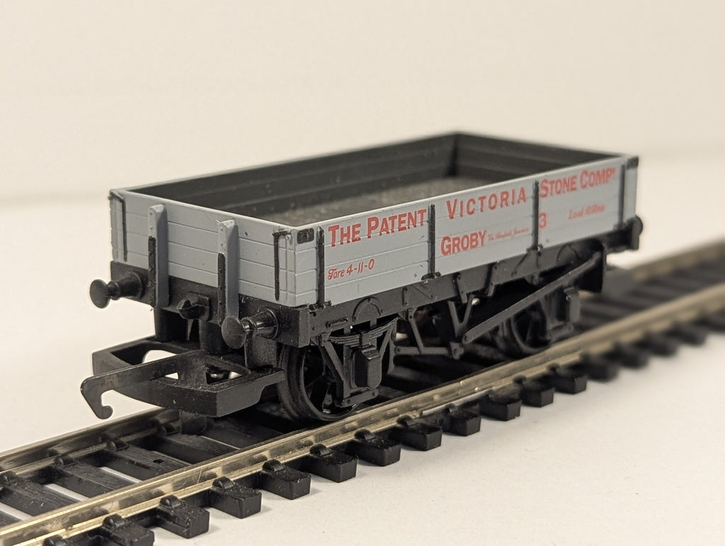 Hornby 37-930 3 Plank Wagon 'The Patent Victoria Stone Co.' finished in Grey liv