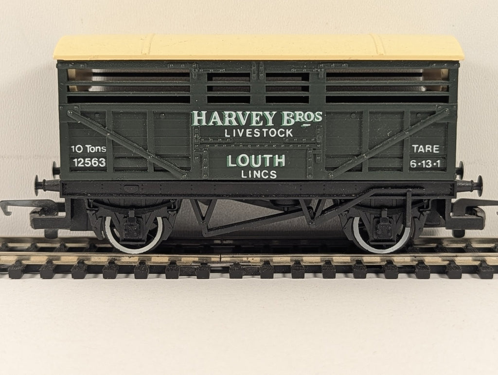 Hornby OO Gauge Harvey Bros Livestock Wagon Cattle Wagon 12563 Harvey Bros Green