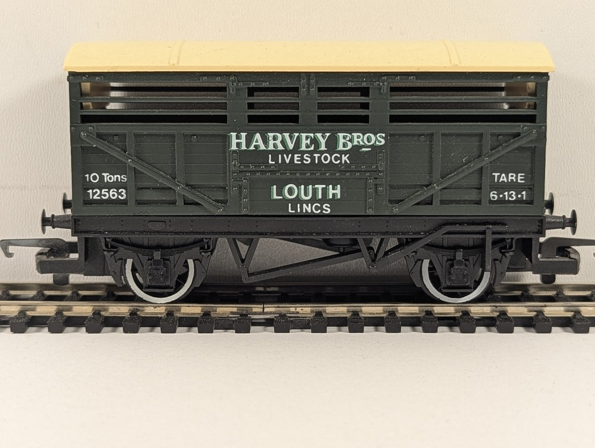 Hornby OO Gauge Harvey Bros Livestock Wagon Cattle Wagon 12563 Harvey Bros Green