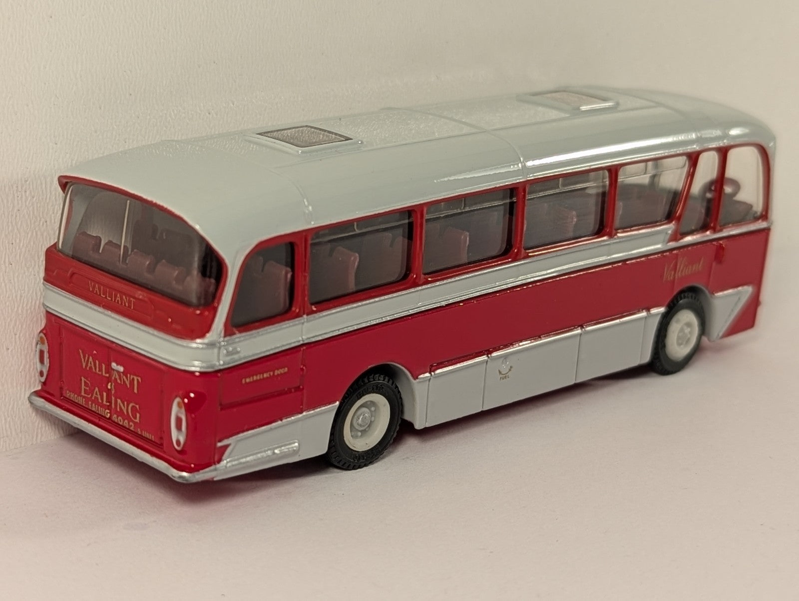 EFE Harrington Cavalier Coach – Valliant Livery – 1:76 Scale