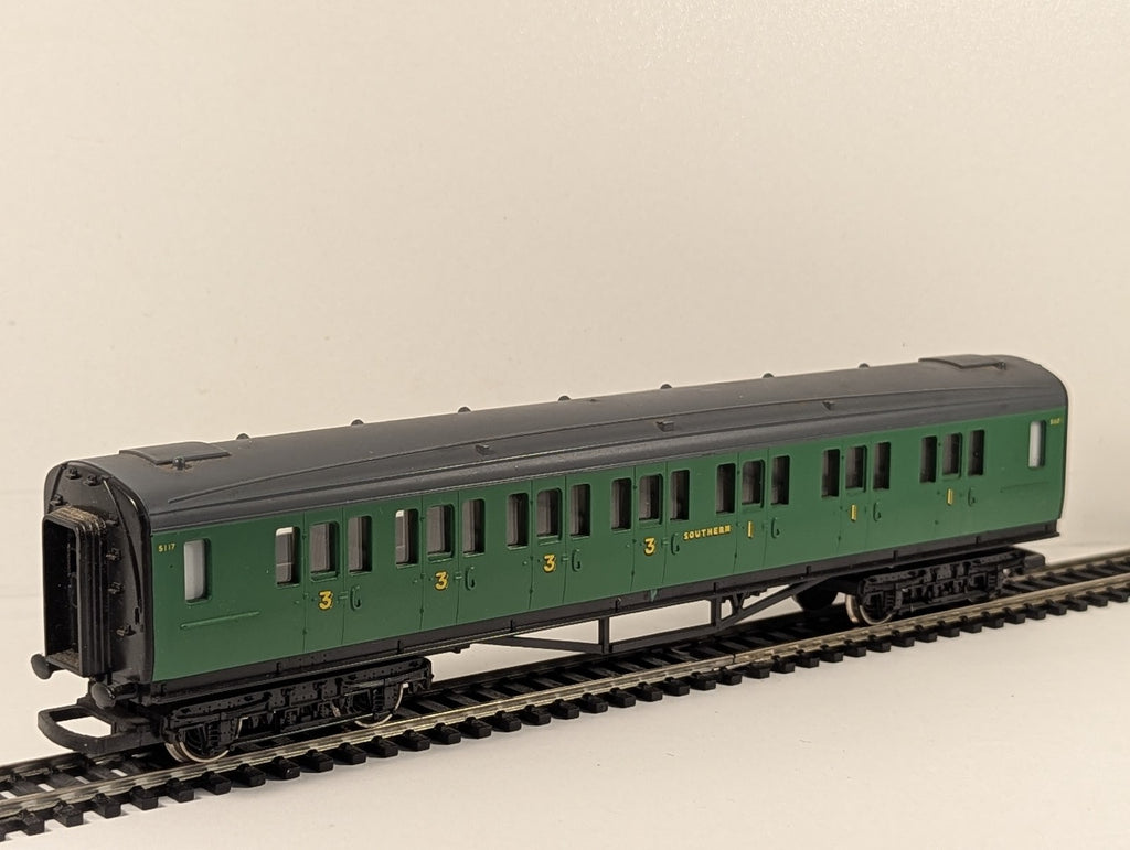 Hornby OO Gauge Maunsell Composite Coach Passenger Coach 5117 Southern Green