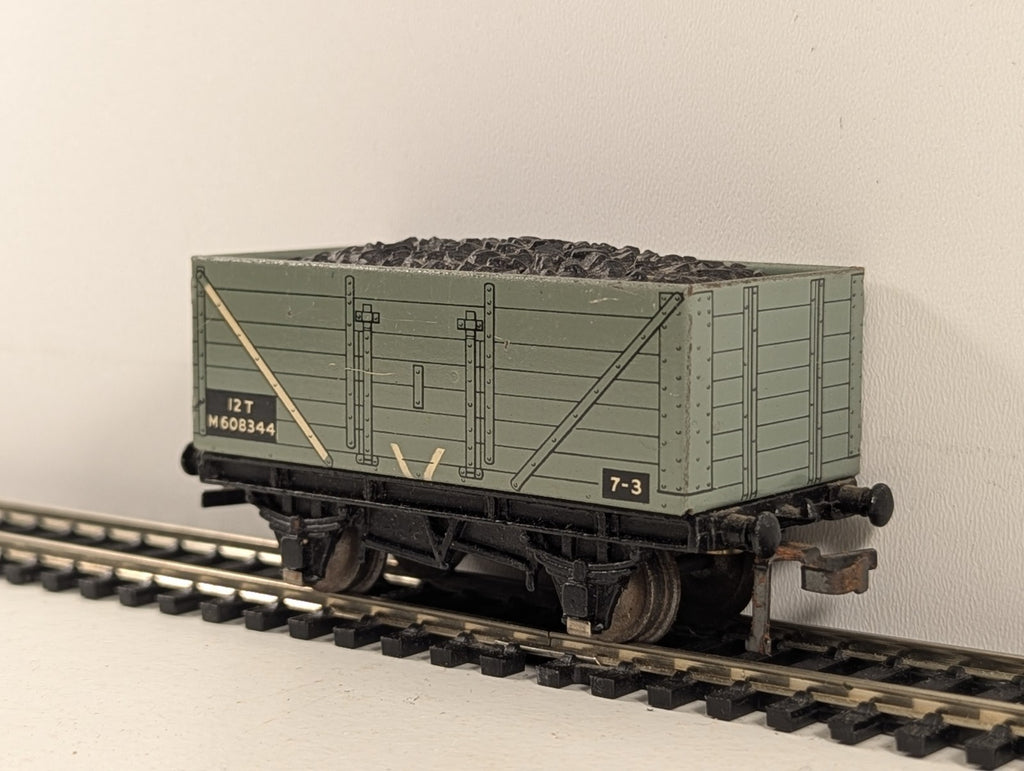 Hornby Dublo 32055 OO Gauge 7 Plank Open Wagon with coal load - damaged box