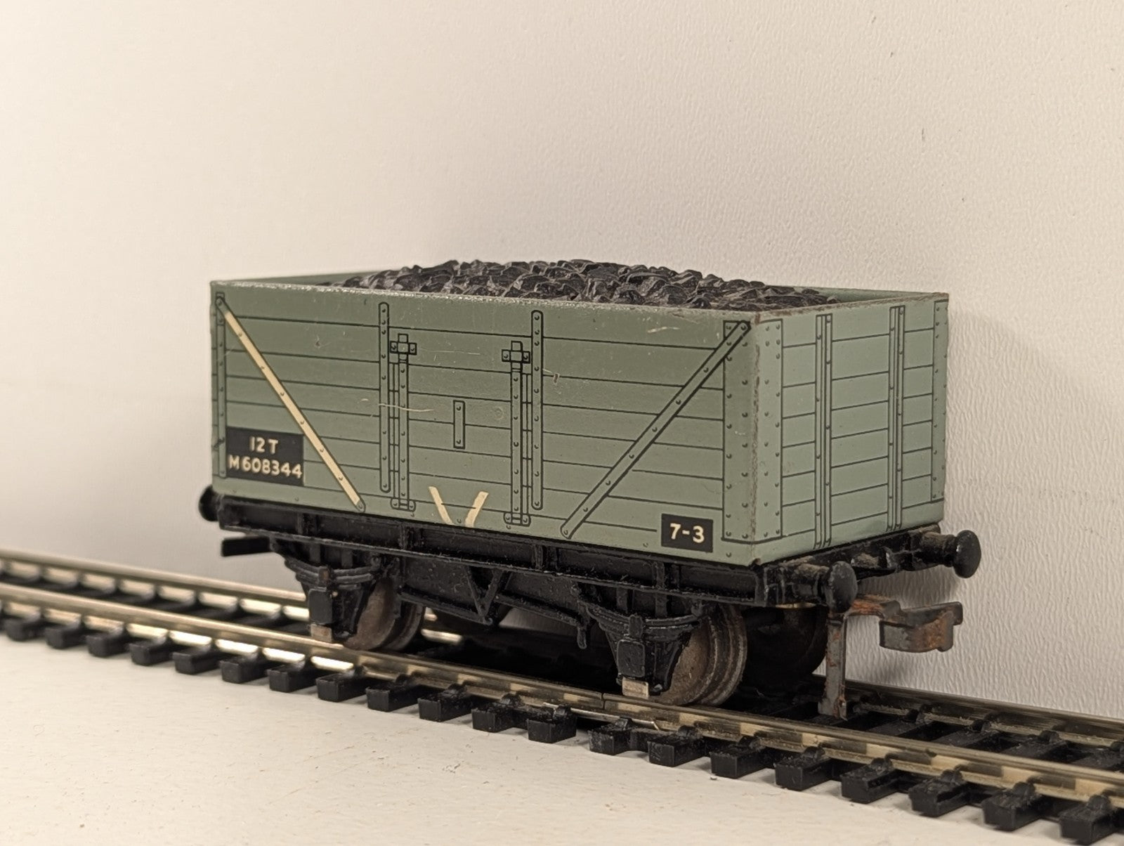 Hornby Dublo 32055 OO Gauge 7 Plank Open Wagon with coal load - damaged box