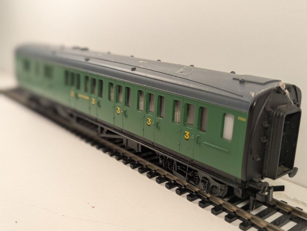 Hornby R4744 OO Gauge SR Maunsell Brake Coach Green – Needs Clean