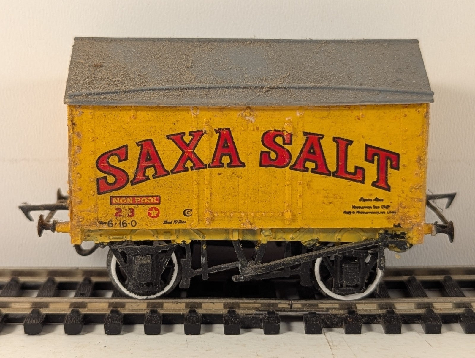 Kitbuilt OO Gauge 6-Plank Pitched Roof Salt Wagon 23 Saxa Salt yellow