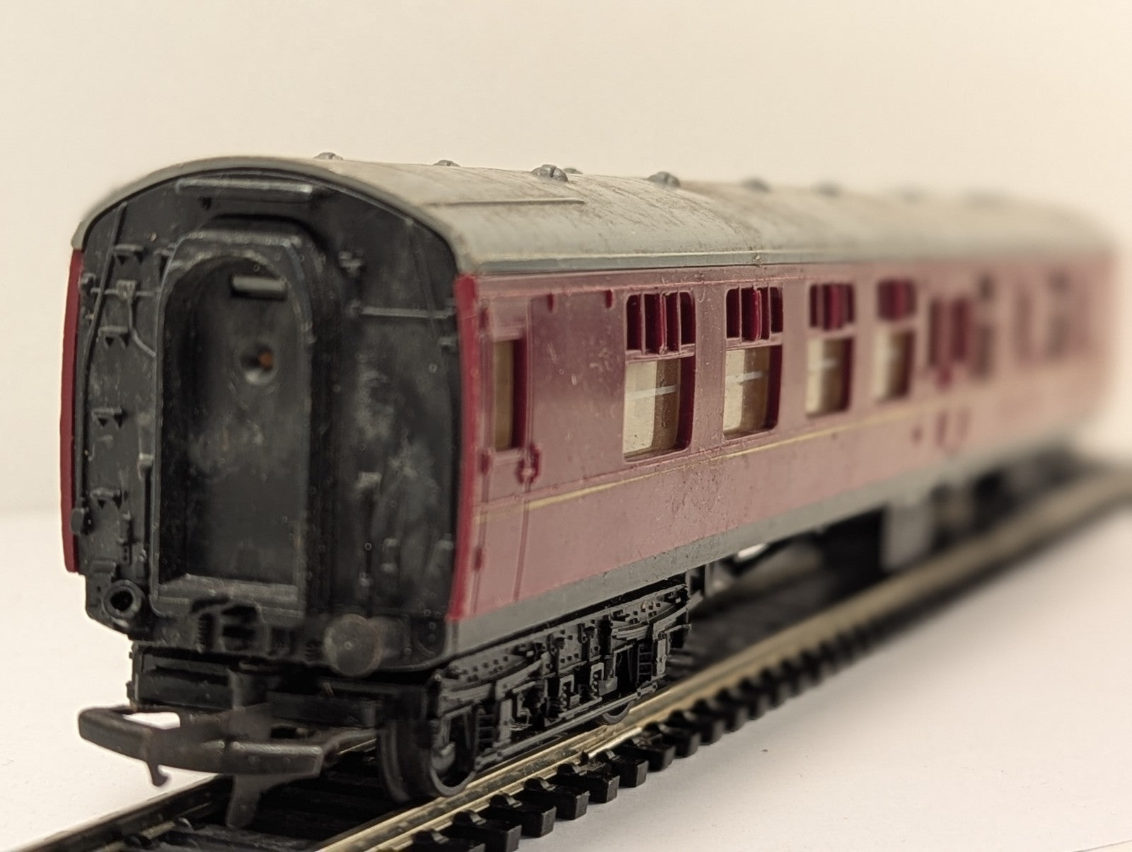 Tri-ang Hornby R423 OO Gauge Mk1 Brake Coach BR Maroon Missing Buffer
