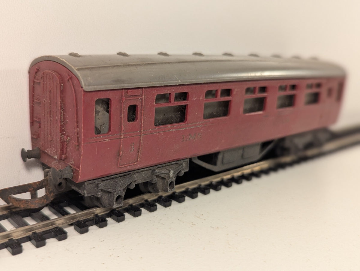 Tri-ang OO Gauge LMS Passenger Coaches