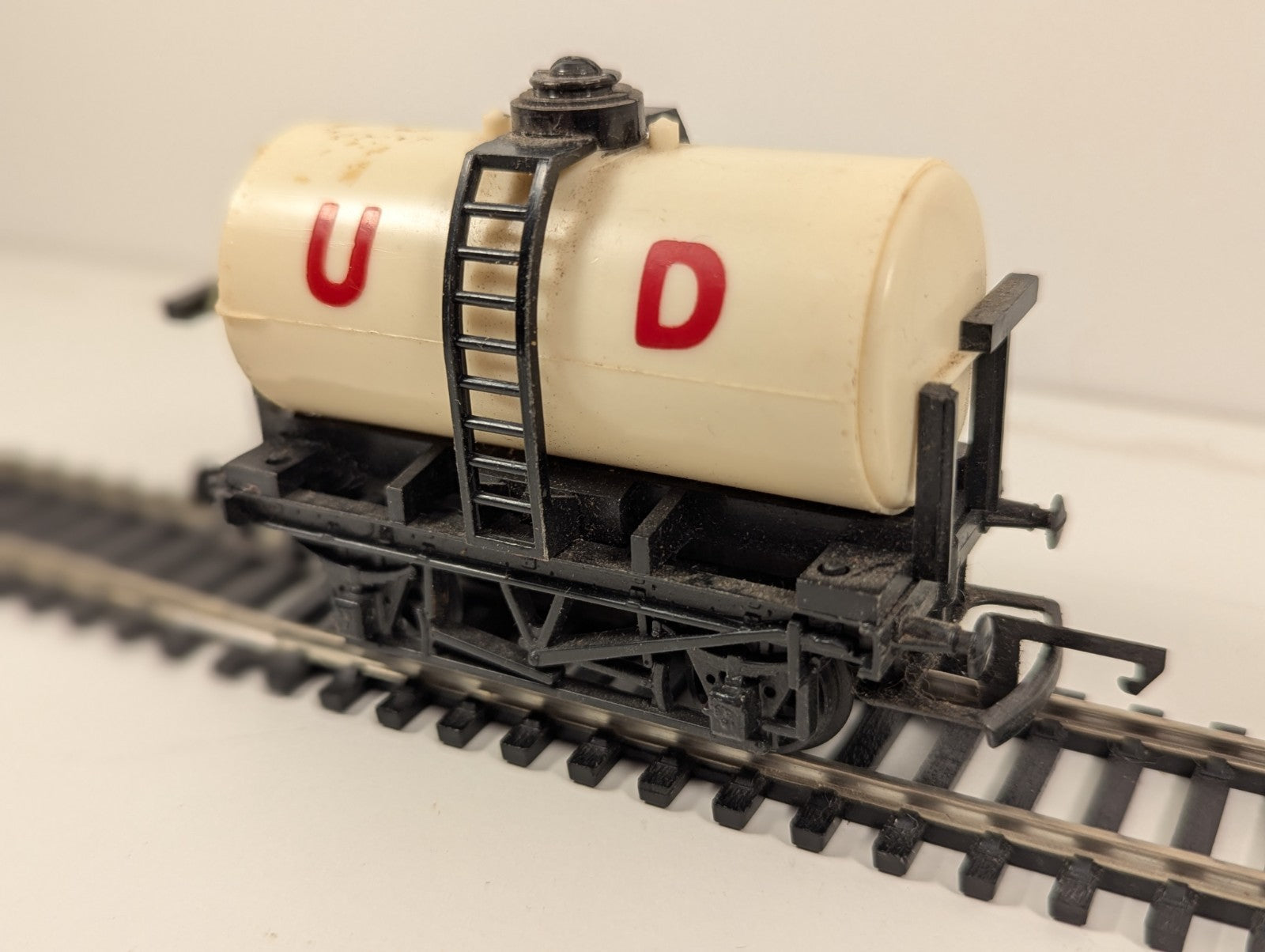 Tri-ang Hornby R15 OO Gauge United Dairies (UD) Milk Tanker