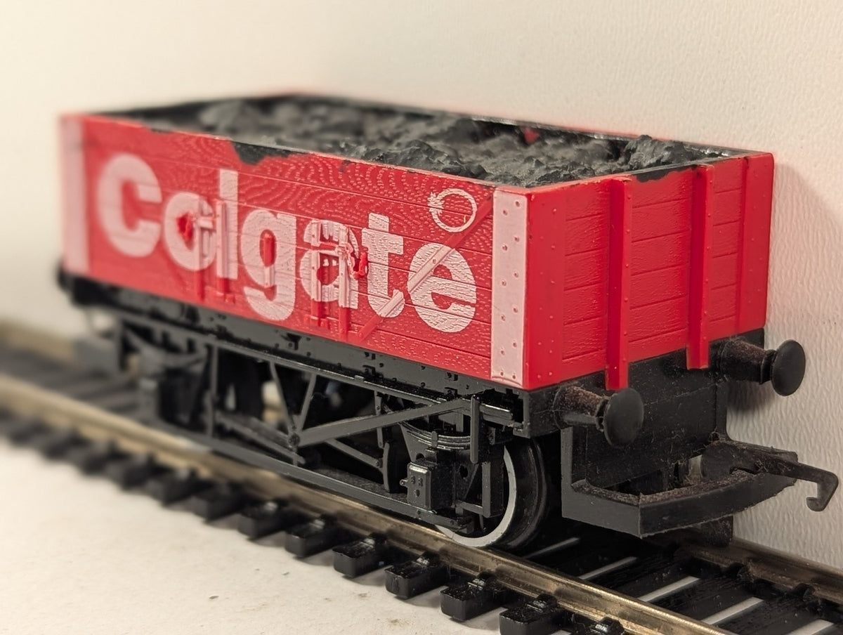 Hornby OO Gauge 7-Plank Open Wagon 'Colgate' Goods Wagon Colgate Red R608