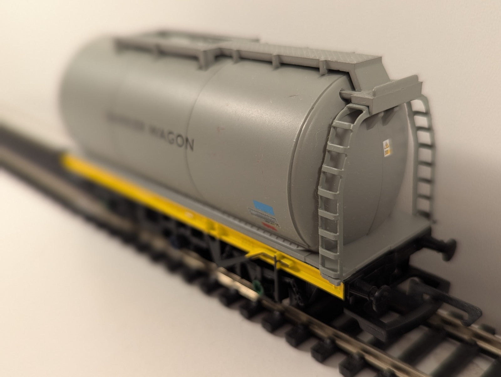 Hornby R6275 OO Gauge KBA Barrier Wagon 53756
