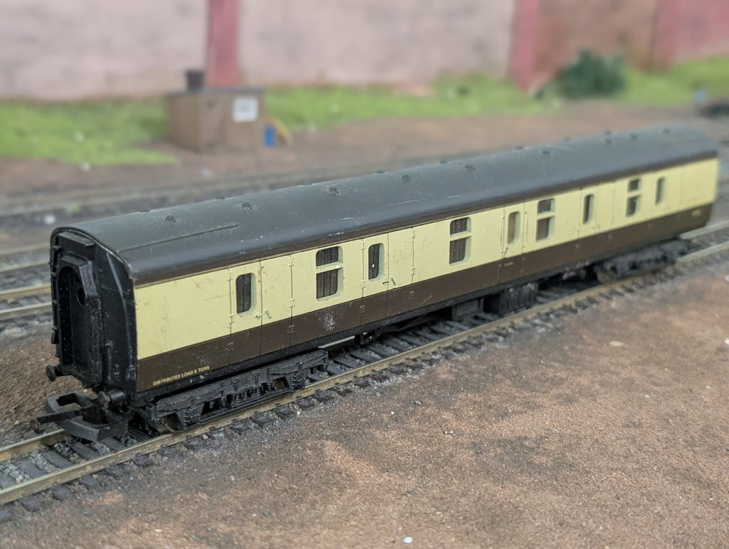 Lima L305345 Mk 1 BG Full Brake in BR chocolate & cream