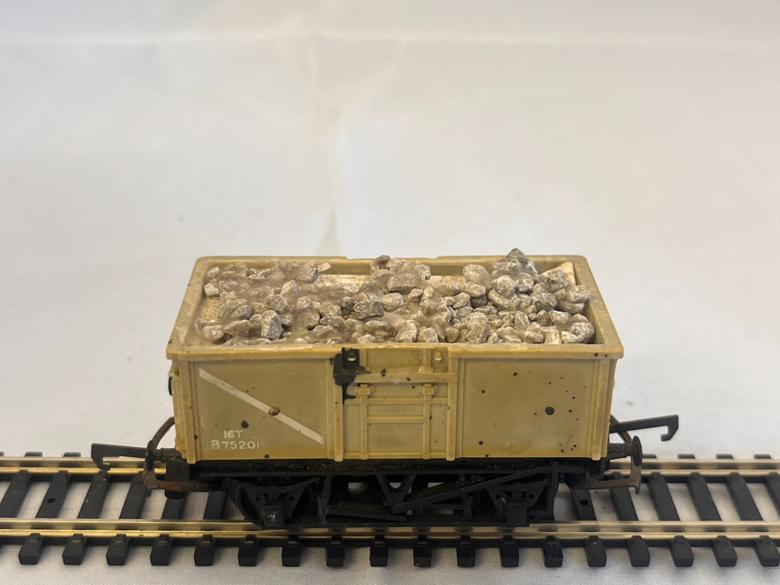 Tri-ang Hornby R243 OO Gauge 16 Ton Mineral Wagon Grey