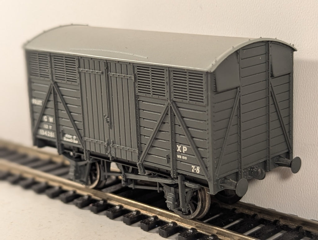 Bachmann 37-751B GWR Grey Fruit Van No.134330 OO Gauge - Missing Couplings