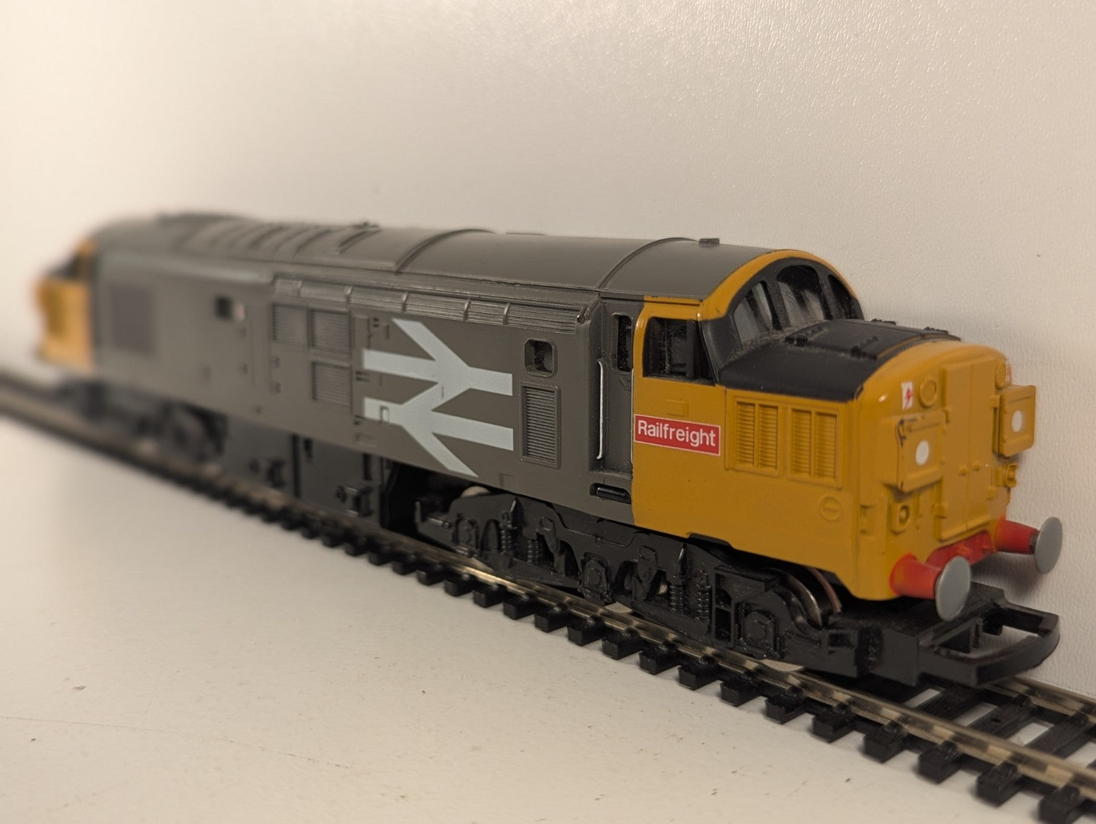 Hornby OO Gauge Class 37 Locomotive 37063 BR Railfreight Grey R075