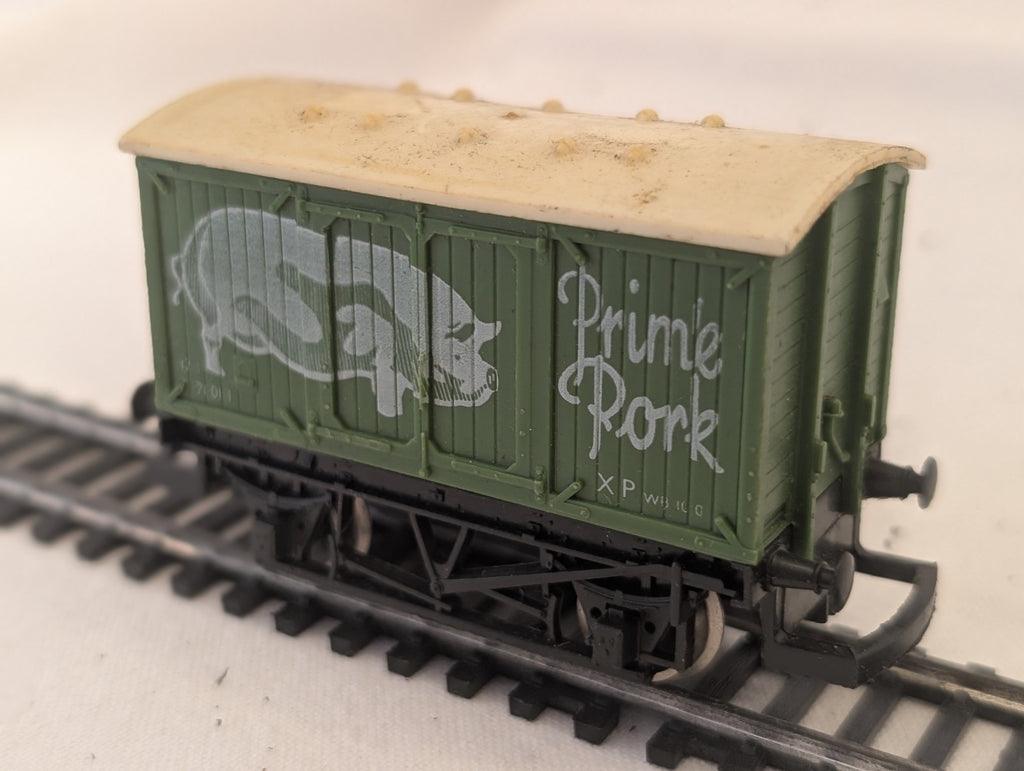 Hornby R009 OO Gauge Prime Pork Closed Wagon
