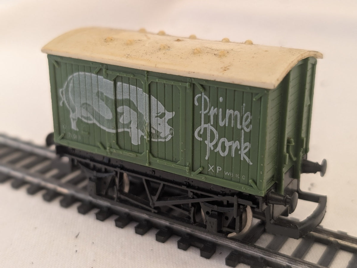 Hornby R009 OO Gauge Prime Pork Closed Wagon