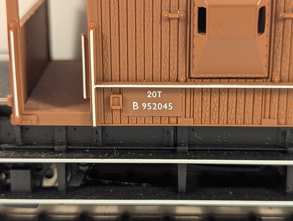 Hornby OO Gauge BR 20 Ton Brake Van Goods Wagon B 952045 BR Bauxite R6367