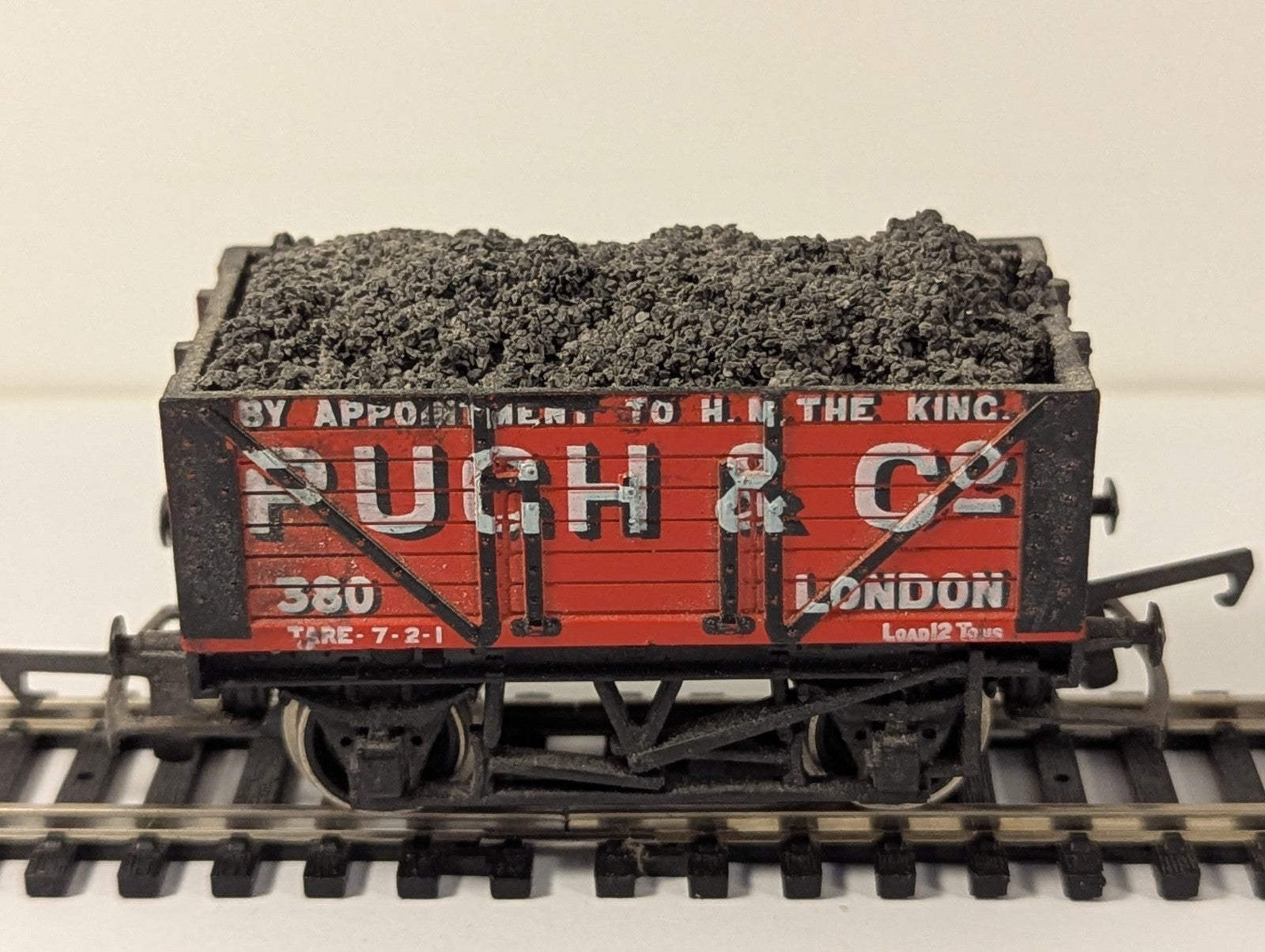 Hornby R010 OO Gauge Pugh & Co London 7 Plank Wagon With Load