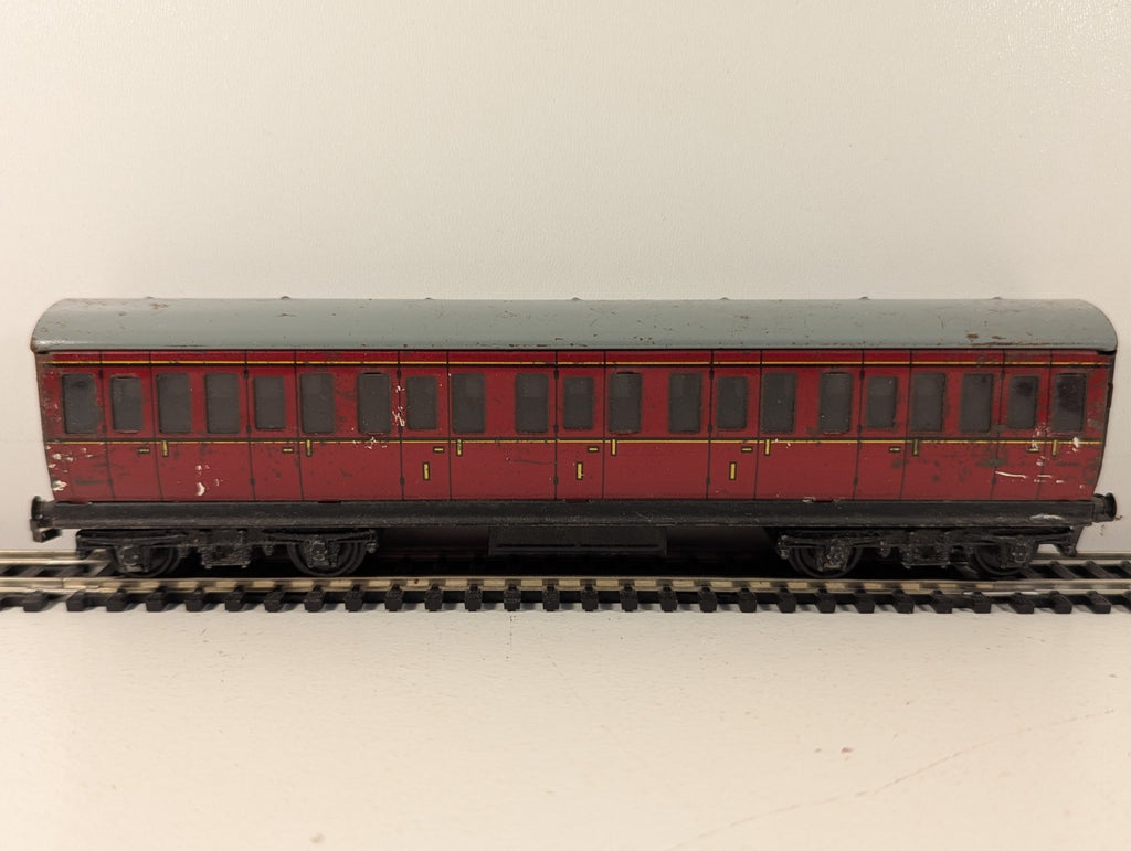 Hornby Dublo OO Gauge Tinplate Suburban Coach 1st Class Compartments