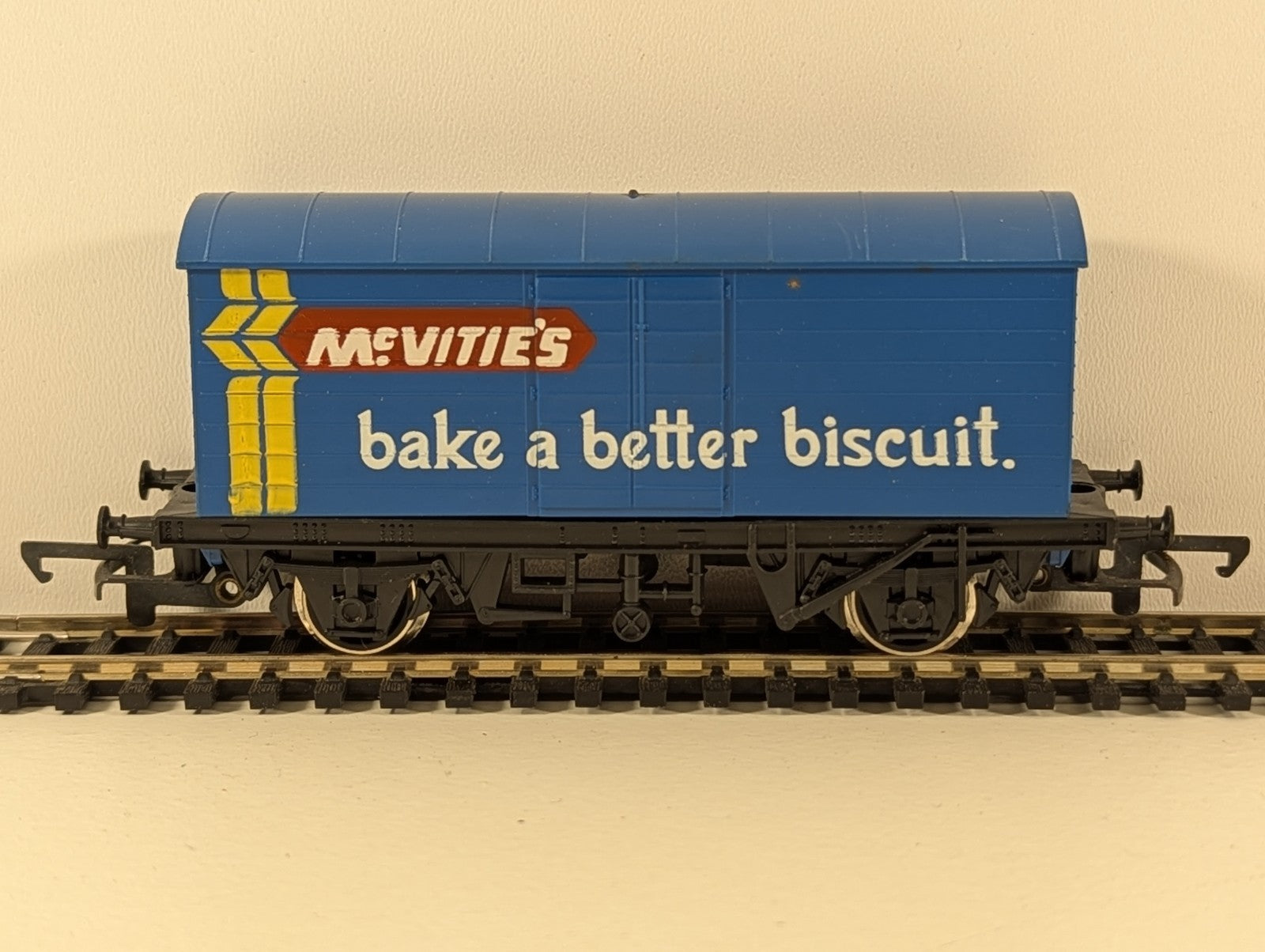 Hornby R727 OO Gauge McVitie's Biscuits Closed Van