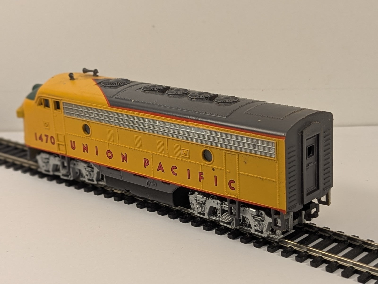 Bachmann HO Gauge EMD F9A Diesel Locomotive 1470 Union Pacific