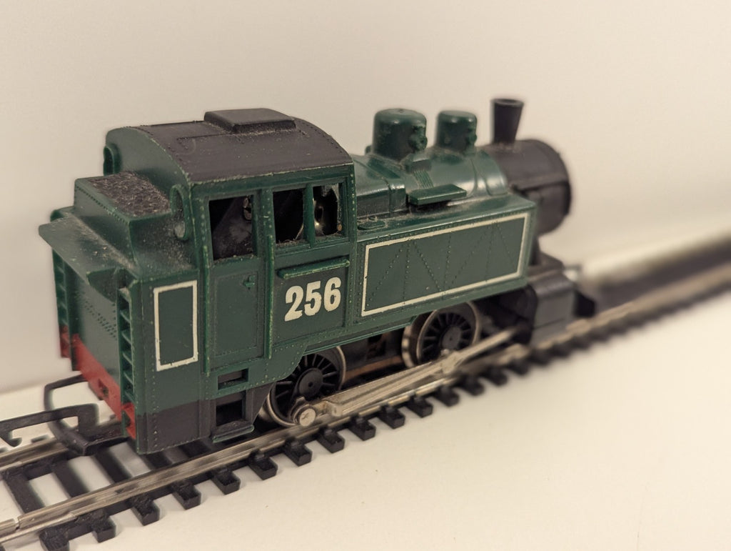Hornby R257 OO Gauge “International” Tank No. 256