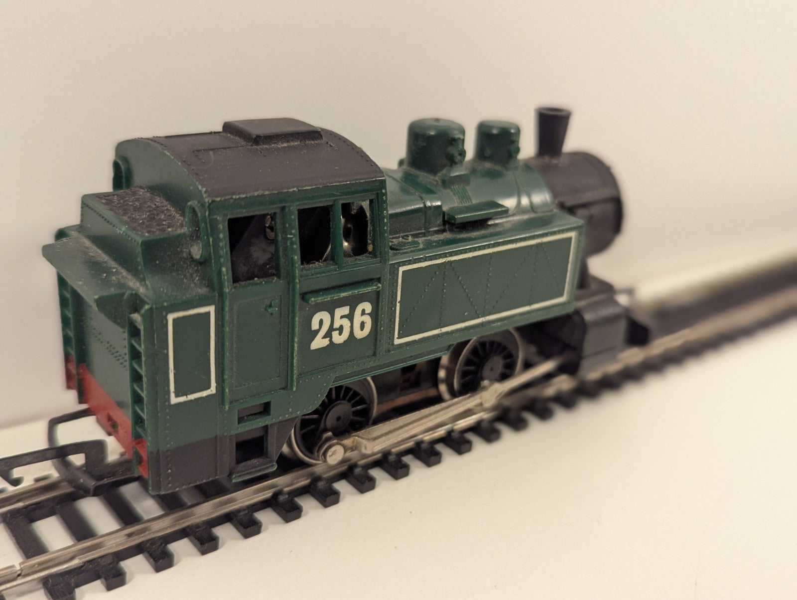 Hornby R257 OO Gauge “International” Tank No. 256