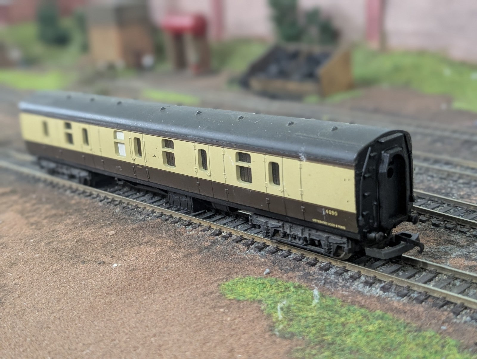 Lima L305345 Mk 1 BG Full Brake in BR chocolate & cream