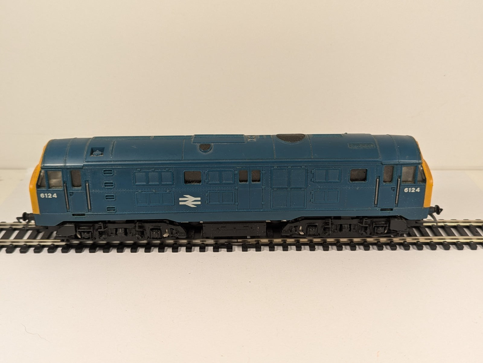 Hornby R337 OO Gauge BR Blue Class 29 Diesel Locomotive No. 6142