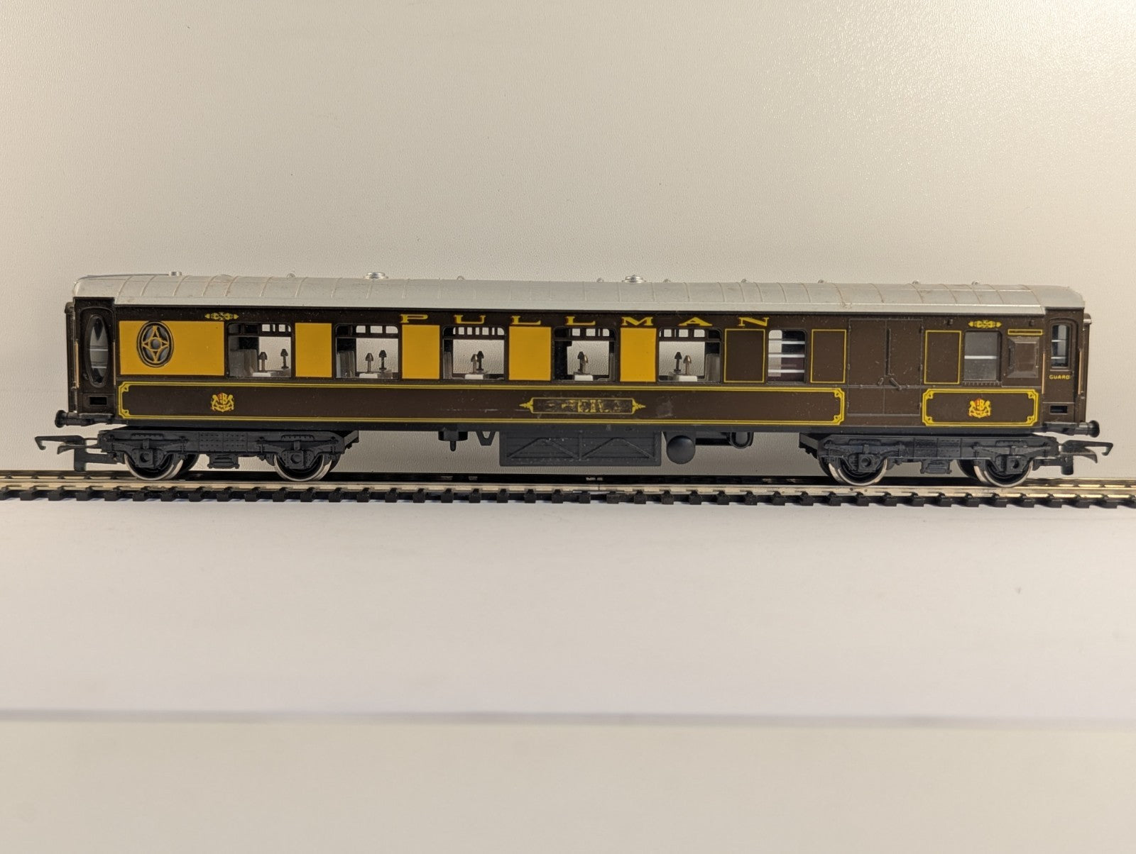 Hornby OO Gauge Pullman Brake Coach - Damaged Name Decals