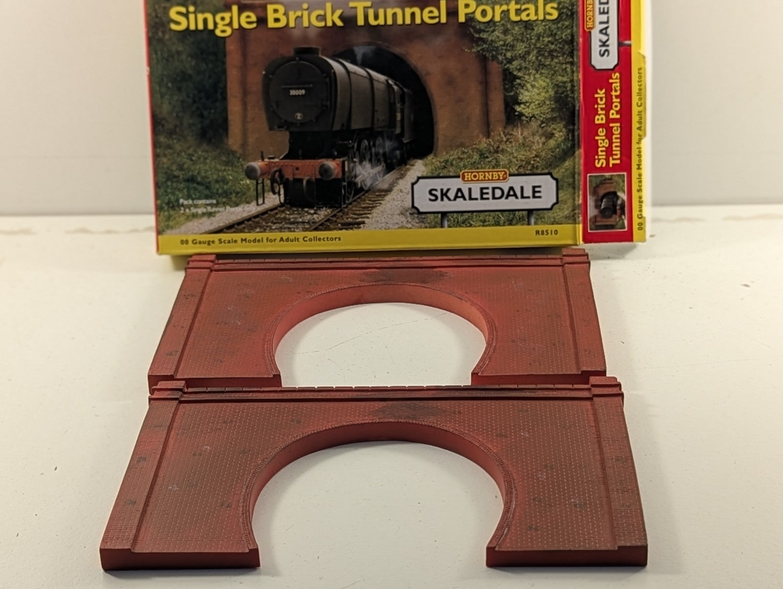 Hornby Skaledale R8510 OO Gauge Single Brick Tunnel Portals Pair