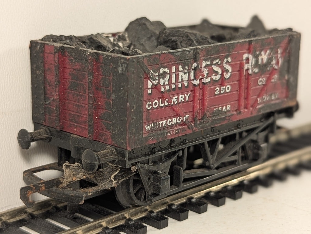 Hornby OO Gauge Princess Royal Colliery 7-Plank Wagon Open Wagon 25