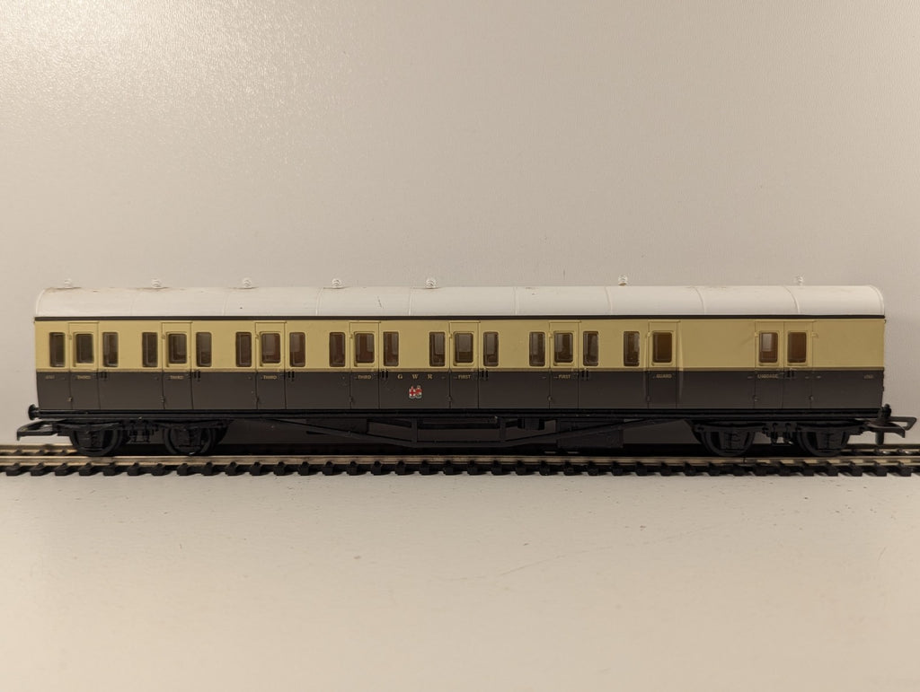 Hornby R4030D OO Gauge GWR Suburban B Composite Brake Coach