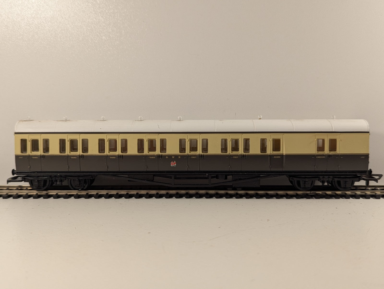 Hornby R4030D OO Gauge GWR Suburban B Composite Brake Coach