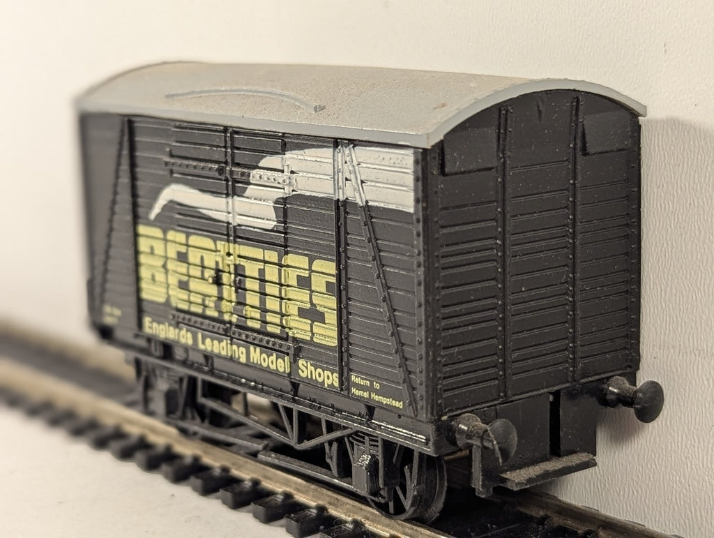 Graham Farish OO Gauge 12 Ton Ventilated Van Goods Wagon Beatties